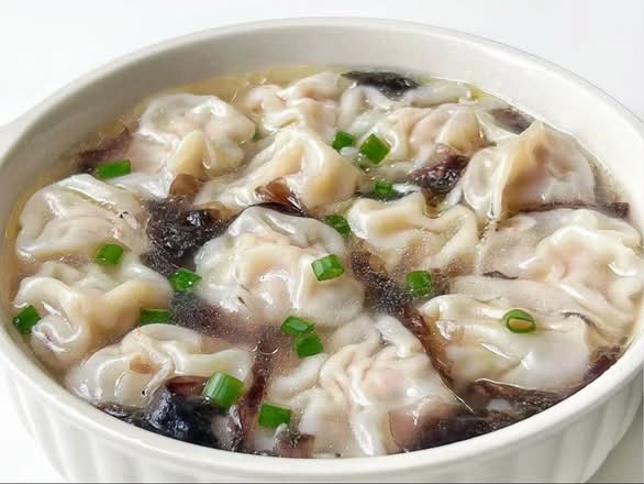 B12. Wonton Soup (10PCS) 云吞汤